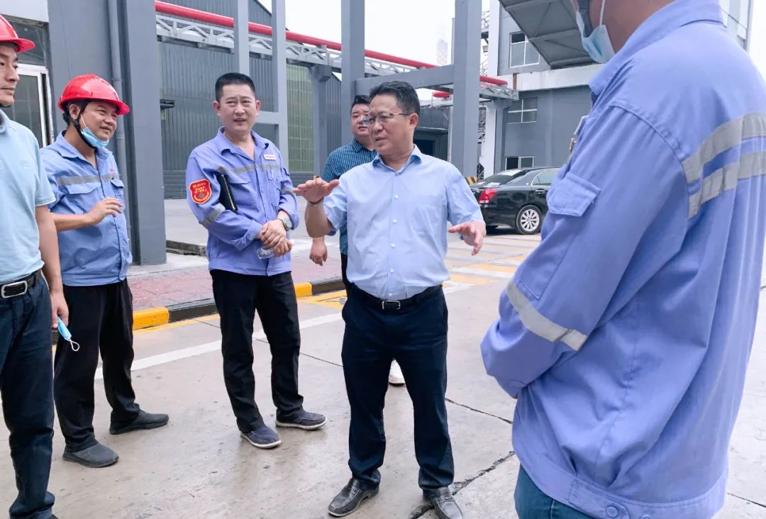 王大真一行到股份公司、化機公司現場辦公(圖1) 圖片