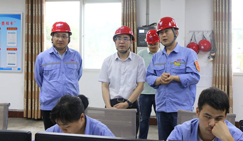 宜昌市經(jīng)信局局長(zhǎng)丁慶榮一行到宜化集團(tuán)調(diào)研(圖1) 宜昌市經(jīng)信局局長(zhǎng)丁慶榮一行到宜化集團(tuán)調(diào)研(圖1)
