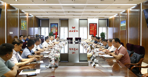 宜昌市經(jīng)信局局長(zhǎng)丁慶榮一行到宜化集團(tuán)調(diào)研(圖2) 宜昌市經(jīng)信局局長(zhǎng)丁慶榮一行到宜化集團(tuán)調(diào)研(圖2)