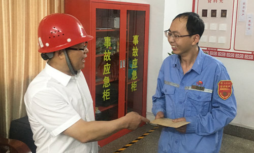 王大真到宜都園區(qū)、股份公司看望慰問基層黨員(圖2) 王大真到宜都園區(qū)、股份公司看望慰問基層黨員(圖2)