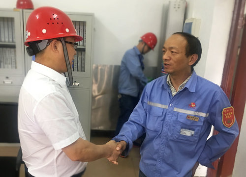 王大真到宜都園區(qū)、股份公司看望慰問基層黨員(圖1) 王大真到宜都園區(qū)、股份公司看望慰問基層黨員(圖1)