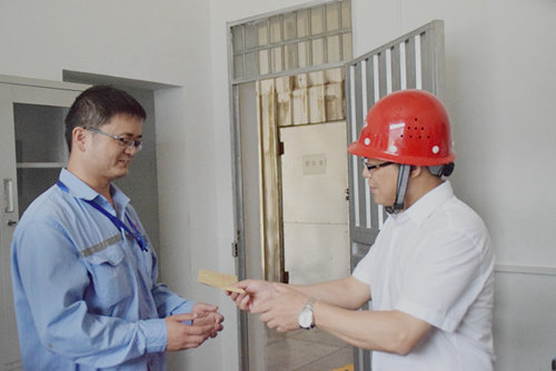 王大真到宜都園區(qū)、股份公司看望慰問基層黨員(圖3) 王大真到宜都園區(qū)、股份公司看望慰問基層黨員(圖3)