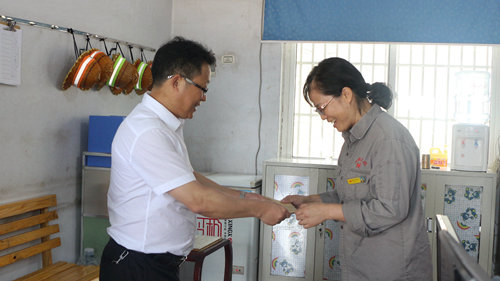 王大真到宜都園區(qū)、股份公司看望慰問基層黨員(圖5) 王大真到宜都園區(qū)、股份公司看望慰問基層黨員(圖5)