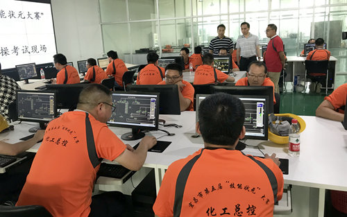 宜昌市第五屆“技能狀元”大賽啟動儀式暨“化工總控工”“化學(xué)檢驗工”競賽在實訓(xùn)基地舉行(圖2) 宜昌市第五屆“技能狀元”大賽啟動儀式暨“化工總控工”“化學(xué)檢驗工”競賽在實訓(xùn)基地舉行(圖2)