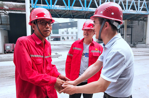 集團領導看望慰問離退休黨員、基層困難黨員和年輕黨員(圖2) 集團領導看望慰問離退休黨員、基層困難黨員和年輕黨員(圖2)