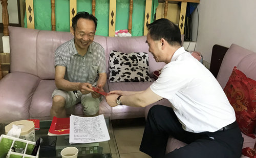 集團領導看望慰問離退休黨員、基層困難黨員和年輕黨員(圖3) 集團領導看望慰問離退休黨員、基層困難黨員和年輕黨員(圖3)