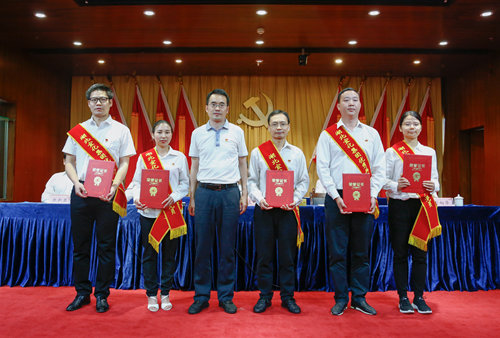 宜化集團召開慶祝中國共產黨成立98周年暨表彰大會(圖6) 宜化集團召開慶祝中國共產黨成立98周年暨表彰大會(圖6)