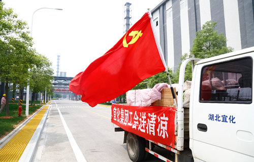 集團總部機關(guān)到一線送清涼(圖1) 集團總部機關(guān)到一線送清涼(圖1)