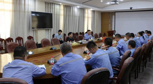 王大真深入股份公司現場并召開工作會議(圖1) 王大真深入股份公司現場并召開工作會議(圖1)