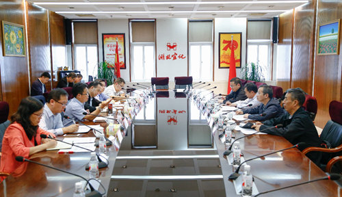 宜昌市審計局局長李鵬宇一行到宜化集團調研(圖1) 宜昌市審計局局長李鵬宇一行到宜化集團調研(圖1)