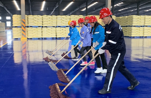 集團領導干部深入基層一線勞動(圖3) 集團領導干部深入基層一線勞動(圖3)