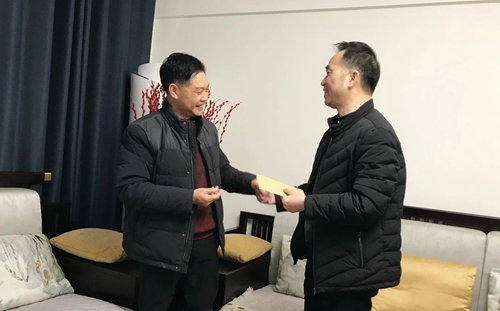 集團(tuán)領(lǐng)導(dǎo)春節(jié)前走訪慰問一線職工、困難職工和離退休老干部(圖2) 集團(tuán)領(lǐng)導(dǎo)春節(jié)前走訪慰問一線職工、困難職工和離退休老干部(圖2)