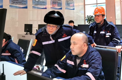 集團(tuán)領(lǐng)導(dǎo)春節(jié)前走訪慰問一線職工、困難職工和離退休老干部(圖1) 集團(tuán)領(lǐng)導(dǎo)春節(jié)前走訪慰問一線職工、困難職工和離退休老干部(圖1)