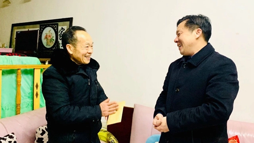 集團(tuán)領(lǐng)導(dǎo)春節(jié)前走訪慰問一線職工、困難職工和離退休老干部(圖3) 集團(tuán)領(lǐng)導(dǎo)春節(jié)前走訪慰問一線職工、困難職工和離退休老干部(圖3)