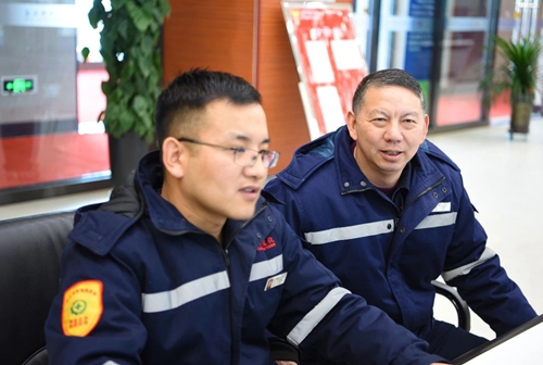 集團(tuán)領(lǐng)導(dǎo)春節(jié)前走訪慰問一線職工、困難職工和離退休老干部(圖4) 集團(tuán)領(lǐng)導(dǎo)春節(jié)前走訪慰問一線職工、困難職工和離退休老干部(圖4)