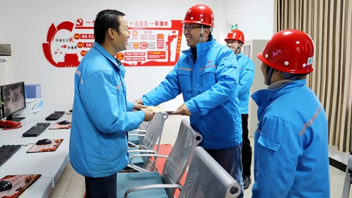 集團(tuán)領(lǐng)導(dǎo)春節(jié)前走訪慰問一線職工、困難職工和離退休老干部(圖6) 集團(tuán)領(lǐng)導(dǎo)春節(jié)前走訪慰問一線職工、困難職工和離退休老干部(圖6)