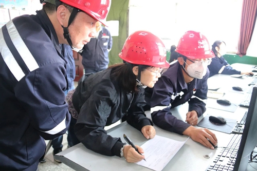 青海省應(yīng)急管理廳組織專家組到青海宜化進(jìn)行重大危險(xiǎn)源企業(yè)專項(xiàng)檢查督導(dǎo)(圖1) 青海省應(yīng)急管理廳組織專家組到青海宜化進(jìn)行重大危險(xiǎn)源企業(yè)專項(xiàng)檢查督導(dǎo)(圖1)