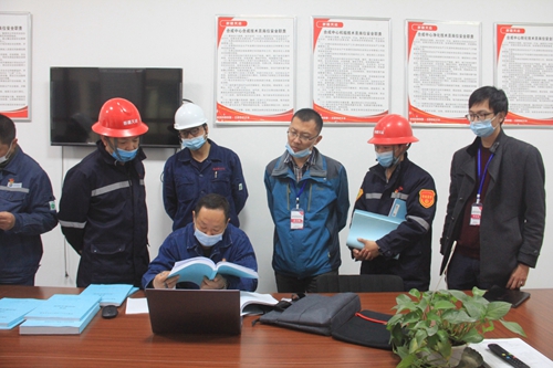 國(guó)務(wù)院安委辦危化品重點(diǎn)縣專(zhuān)家組到新疆天運(yùn)開(kāi)展安全生產(chǎn)指導(dǎo)服務(wù)工作(圖2) 國(guó)務(wù)院安委辦危化品重點(diǎn)縣專(zhuān)家組到新疆天運(yùn)開(kāi)展安全生產(chǎn)指導(dǎo)服務(wù)工作(圖2)