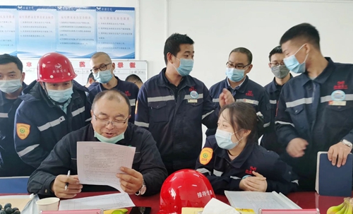 新疆宜化氯堿分廠氯乙烯三班、合成二班榮獲準(zhǔn)東開發(fā)區(qū)安全標(biāo)準(zhǔn)化示范班組稱號(圖3) 新疆宜化氯堿分廠氯乙烯三班、合成二班榮獲準(zhǔn)東開發(fā)區(qū)安全標(biāo)準(zhǔn)化示范班組稱號(圖3)