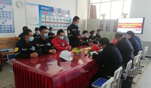 新疆宜化氯堿分廠氯乙烯三班、合成二班榮獲準(zhǔn)東開發(fā)區(qū)安全標(biāo)準(zhǔn)化示范班組稱號(圖4) 新疆宜化氯堿分廠氯乙烯三班、合成二班榮獲準(zhǔn)東開發(fā)區(qū)安全標(biāo)準(zhǔn)化示范班組稱號(圖4)