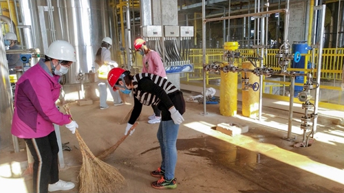 感受工程氛圍參與工程建設 集團總部機關干部到新材料公司現場勞動(圖2) 感受工程氛圍參與工程建設 集團總部機關干部到新材料公司現場勞動(圖2)