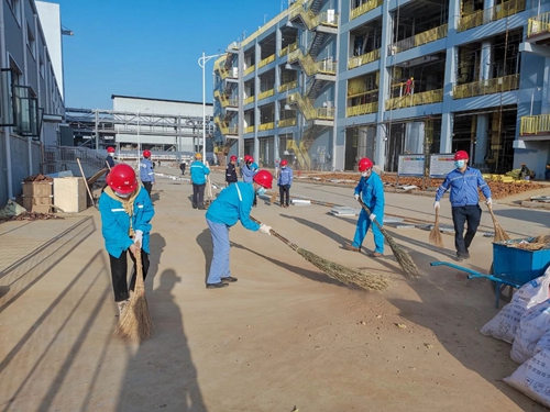 感受工程氛圍參與工程建設 集團總部機關干部到新材料公司現場勞動(圖7) 感受工程氛圍參與工程建設 集團總部機關干部到新材料公司現場勞動(圖7)