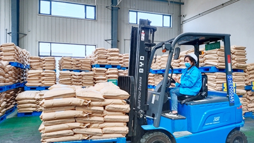 新材料公司飼料級甲酸鈣產品下線(圖1) 新材料公司飼料級甲酸鈣產品下線(圖1)