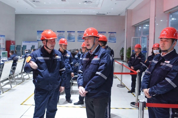 黃智華、王大真一行到新疆宜化和新疆宜化礦業(yè)現(xiàn)場調(diào)研(圖1)