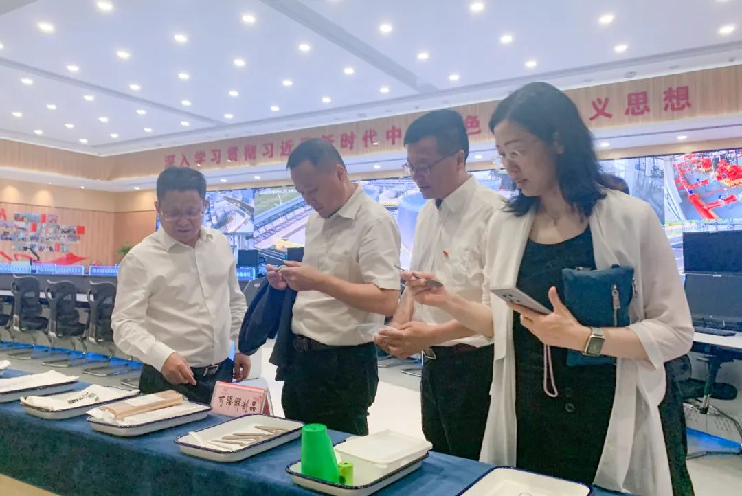 深圳證券交易所黨委委員、副總經(jīng)理李輝一行到湖北宜化調(diào)研指導(dǎo)(圖2) 圖片