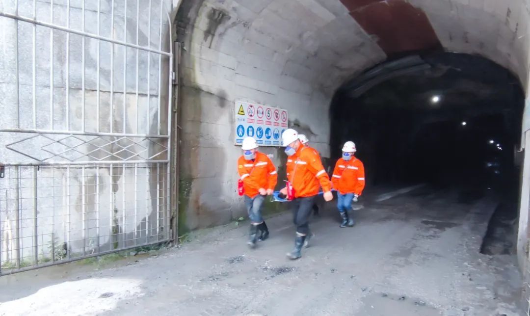 【安全生產(chǎn)月】以練促防!礦業(yè)公司開展系列場景應(yīng)急演練(圖3) 圖片