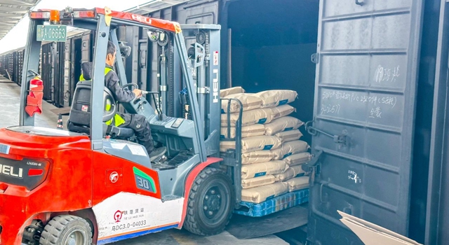 新疆宜化產(chǎn)品出口班列首發(fā)塔吉克斯坦(圖3) 新疆宜化產(chǎn)品出口班列首發(fā)塔吉克斯坦(圖3)