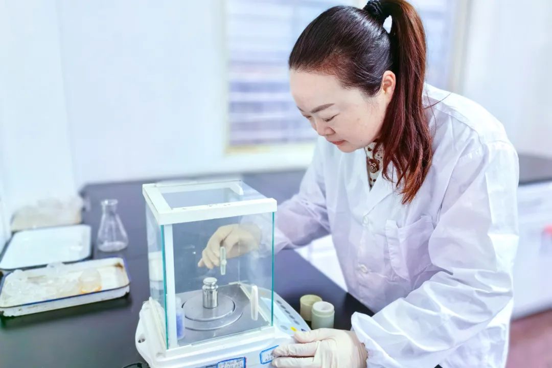 【宜化榜樣】股份公司黃冬燕:立足分析崗位,爭當技術能手(圖3) 【宜化榜樣】股份公司黃冬燕:立足分析崗位,爭當技術能手(圖3)