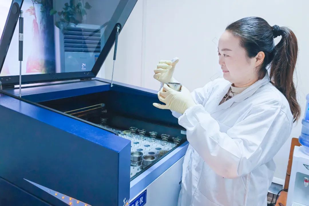 【宜化榜樣】股份公司黃冬燕:立足分析崗位,爭當技術能手(圖4) 【宜化榜樣】股份公司黃冬燕:立足分析崗位,爭當技術能手(圖4)