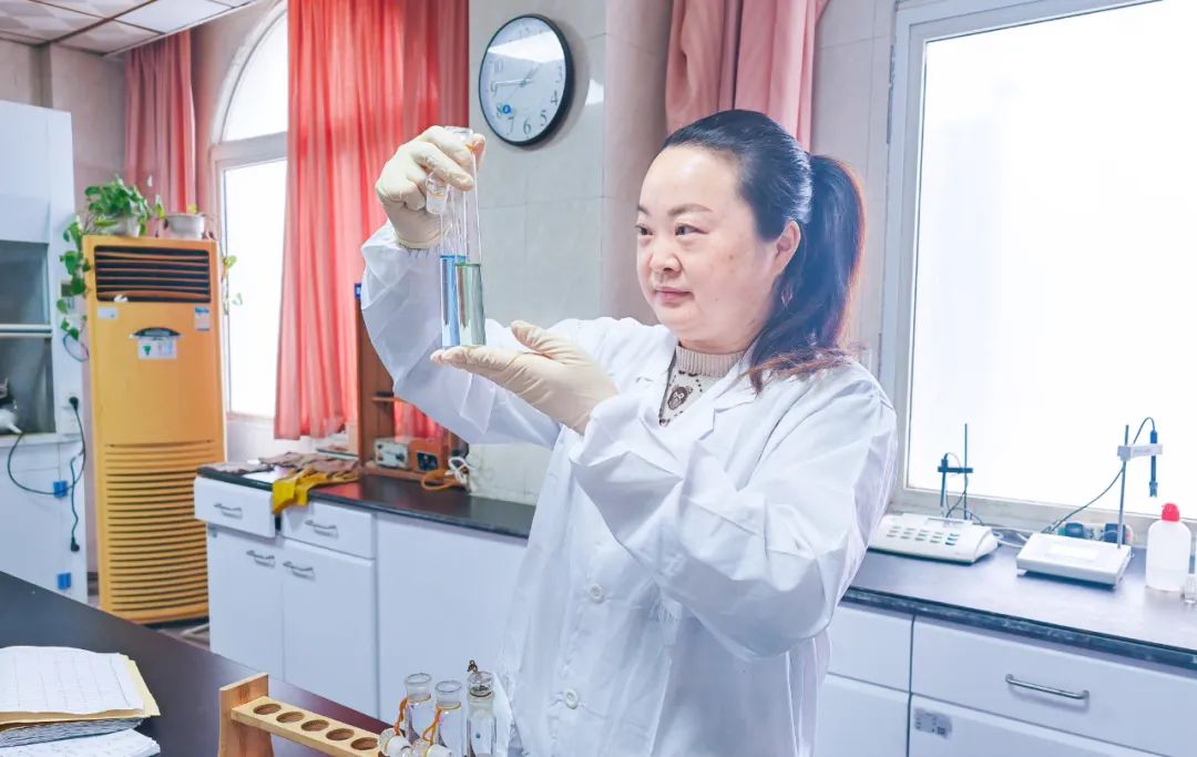 【宜化榜樣】股份公司黃冬燕:立足分析崗位,爭當技術能手(圖2) 【宜化榜樣】股份公司黃冬燕:立足分析崗位,爭當技術能手(圖2)