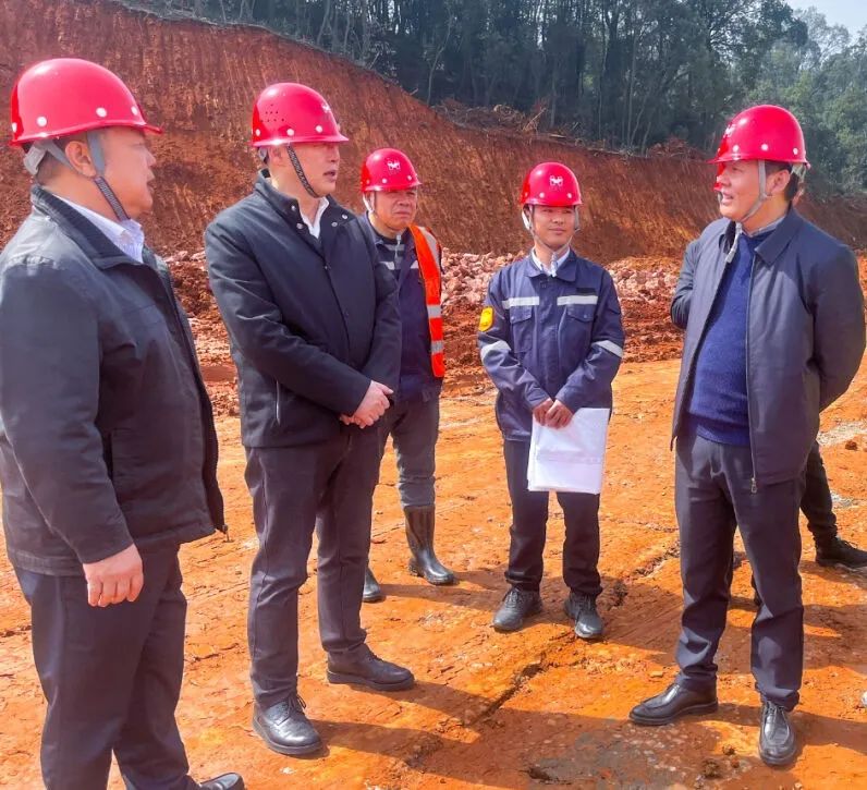 宜昌市國資委黨委書記、主任黃智華一行到楚星公司搬遷升級改造項目現場調研(圖2)