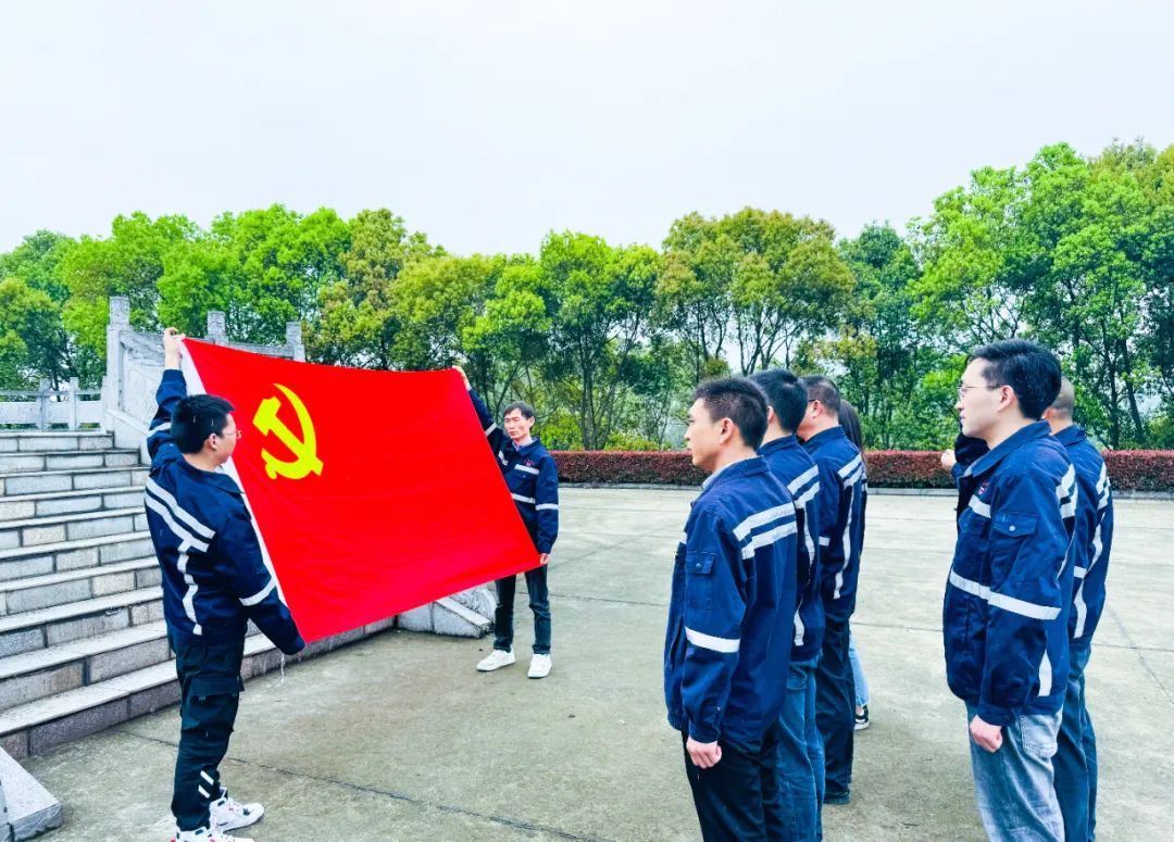 在緬懷中汲取奮進力量!這場主題黨日活動“走心”更“入心”!(圖3) 在緬懷中汲取奮進力量!這場主題黨日活動“走心”更“入心”!(圖3)