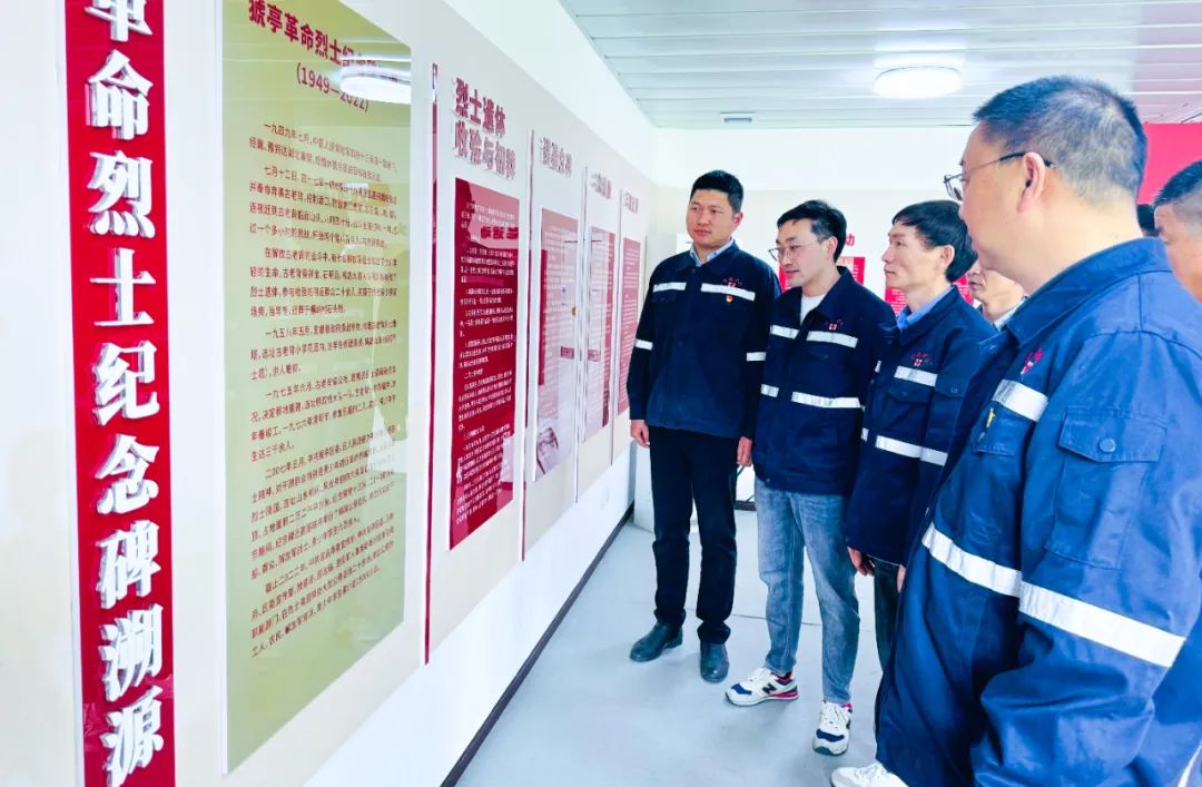 在緬懷中汲取奮進力量!這場主題黨日活動“走心”更“入心”!(圖5) 在緬懷中汲取奮進力量!這場主題黨日活動“走心”更“入心”!(圖5)