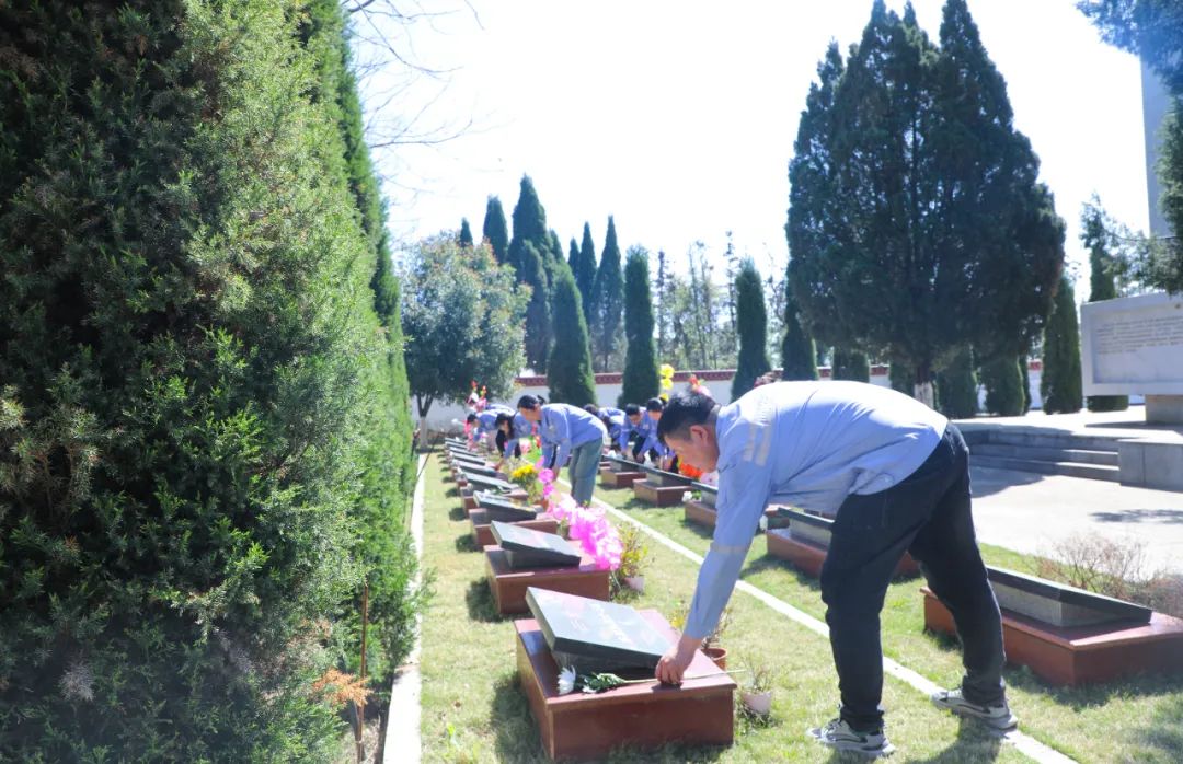 傳承紅色基因賡續紅色血脈!松滋肥業開展清明祭英烈主題黨日活動(圖5) 傳承紅色基因賡續紅色血脈!松滋肥業開展清明祭英烈主題黨日活動(圖5)