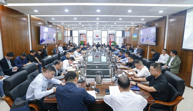 集團(tuán)黨委召開擴(kuò)大會(huì)議 傳達(dá)學(xué)習(xí)習(xí)近平總書記重要講話精神(圖1) 集團(tuán)黨委召開擴(kuò)大會(huì)議 傳達(dá)學(xué)習(xí)習(xí)近平總書記重要講話精神(圖1)