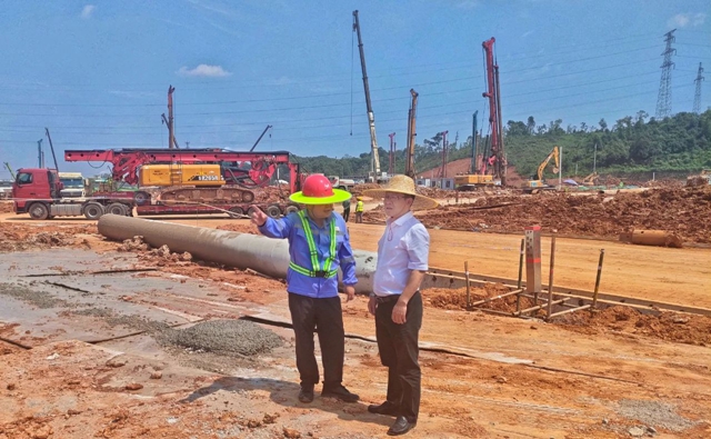 王大真到新項目現場檢查工作(圖1) 王大真到新項目現場檢查工作(圖1)