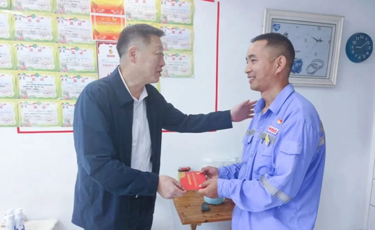 “七一”走訪送真情 慰問關懷暖人心(圖1) “七一”走訪送真情 慰問關懷暖人心(圖1)