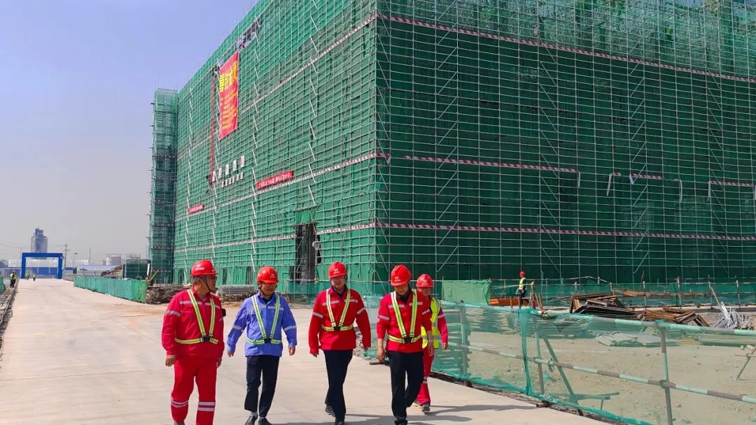 化機公司黨委書記、董事長、總經理楊中澤到內蒙季戊四醇項目現場辦公(圖2) 化機公司黨委書記、董事長、總經理楊中澤到內蒙季戊四醇項目現場辦公(圖2)