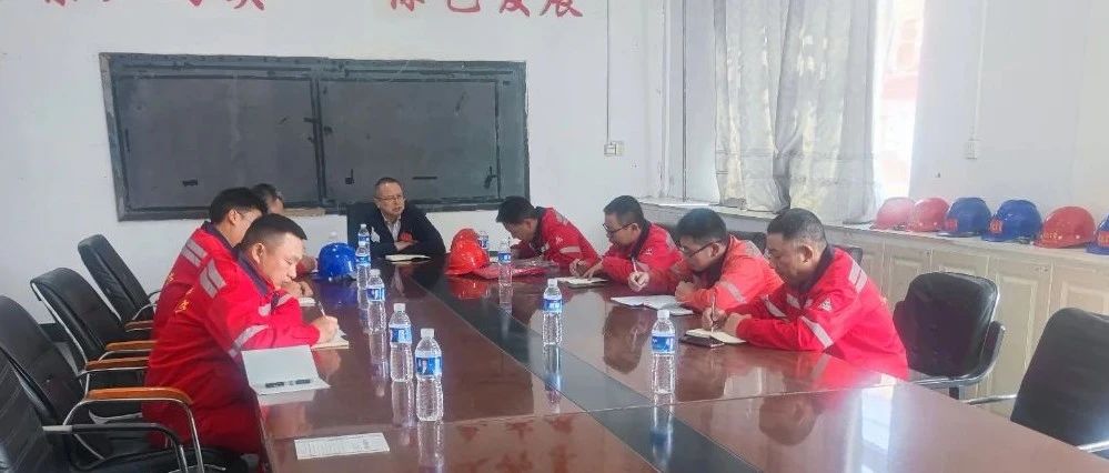 化機(jī)公司黨委書(shū)記、董事長(zhǎng)、總經(jīng)理?xiàng)钪袧傻絻?nèi)蒙宜化項(xiàng)目現(xiàn)場(chǎng)辦公