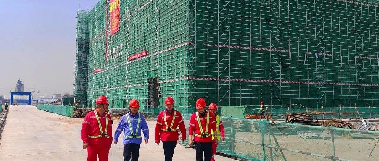 化機(jī)公司黨委書記、董事長(zhǎng)、總經(jīng)理?xiàng)钪袧傻絻?nèi)蒙季戊四醇項(xiàng)目現(xiàn)場(chǎng)辦公